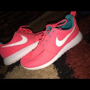 Nike roshe tennis shoes